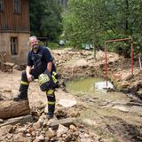 Kai Bigge, 50, Versicherungskaufmann und Leiter der Freiwilligen Feuerwehr, Bad Schandau in Sachsen  Einsatzorte: Bad Schandau und Umgebung  Kai Bigge und das Wasser – das ist eine eigene Geschichte: Bigge war gerade in die Sächsische Schweiz gezogen, hatte ein halbes Jahr lang das Haus renoviert, als im August 2002 die Flut kam. 1,60 Meter hoch stand die Elbe in seinem Wohnzimmer. Die Feuerwehr rettete ihn, seine hochschwangere Frau und den damals zwei Jahre alten Sohn. Danach trat Bigge selbst der örtlichen Feuerwehr bei. Seit 2007 leitet er sie und hat seither sechs Hochwasser miterlebt, darunter die große Überschwemmung 2010.  Jetzt hatte Bad Schandau Glück. Es kam längst nicht so viel Wasser vom Himmel wie im Westen der Republik, aber auch hier gab es Starkregen, kleine Flüsse traten über die Ufer. Bigge und seine Leute platzierten Sandsäcke, warnten die Bevölkerung, hielten die Pegel im Auge. Sie hatten kleinere Rettungseinsätze und kümmerten sich um vollgelaufene Keller und zerstörte Schutzmauern. Insgesamt kam der Ort mit Sachschäden in mittlerer Höhe davon, für die Kommune werden es wohl um die fünf Millionen Euro.  Bei seinem Arbeitgeber gehört Bigge aufgrund seiner Erfahrung einer Hochwasser-Taskforce an. Die Versicherung wollte ihn deshalb nach der Flutkatastrophe gleich zur Schadensaufnahme in die Eifel schicken – doch Bigge hatte erst mal noch mit Aufräumarbeiten in Bad Schandau zu tun. Sechs Tage nach dem Unwetter fand die Abiturfeier seiner Tochter statt. Selbst die hätte Bigge fast verpasst. Er schaffte es nur, weil er darum bat, direkt vom Einsatzort hinfahren zu dürfen. Er war dann in Uniform dabei.