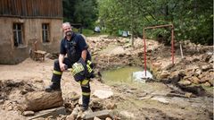 Kai Bigge, 50, Versicherungskaufmann und Leiter der Freiwilligen Feuerwehr, Bad Schandau in Sachsen  Einsatzorte: Bad Schandau und Umgebung  Kai Bigge und das Wasser – das ist eine eigene Geschichte: Bigge war gerade in die Sächsische Schweiz gezogen, hatte ein halbes Jahr lang das Haus renoviert, als im August 2002 die Flut kam. 1,60 Meter hoch stand die Elbe in seinem Wohnzimmer. Die Feuerwehr rettete ihn, seine hochschwangere Frau und den damals zwei Jahre alten Sohn. Danach trat Bigge selbst der örtlichen Feuerwehr bei. Seit 2007 leitet er sie und hat seither sechs Hochwasser miterlebt, darunter die große Überschwemmung 2010.  Jetzt hatte Bad Schandau Glück. Es kam längst nicht so viel Wasser vom Himmel wie im Westen der Republik, aber auch hier gab es Starkregen, kleine Flüsse traten über die Ufer. Bigge und seine Leute platzierten Sandsäcke, warnten die Bevölkerung, hielten die Pegel im Auge. Sie hatten kleinere Rettungseinsätze und kümmerten sich um vollgelaufene Keller und zerstörte Schutzmauern. Insgesamt kam der Ort mit Sachschäden in mittlerer Höhe davon, für die Kommune werden es wohl um die fünf Millionen Euro.  Bei seinem Arbeitgeber gehört Bigge aufgrund seiner Erfahrung einer Hochwasser-Taskforce an. Die Versicherung wollte ihn deshalb nach der Flutkatastrophe gleich zur Schadensaufnahme in die Eifel schicken – doch Bigge hatte erst mal noch mit Aufräumarbeiten in Bad Schandau zu tun. Sechs Tage nach dem Unwetter fand die Abiturfeier seiner Tochter statt. Selbst die hätte Bigge fast verpasst. Er schaffte es nur, weil er darum bat, direkt vom Einsatzort hinfahren zu dürfen. Er war dann in Uniform dabei.