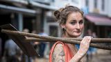 Jennifer Lambertz, 27, Studentin aus Bad Breisig  Einsatzorte: Sinzig, Bad Neuenahr-Ahrweiler  An den Geruch von Schlamm und Motoröl hatte die junge Frau sich schnell gewöhnt. An die Bilder der Zerstörung nicht. Direkt nach der Flutkatastrophe hatte sie sich mit Nachbarn, Bekannten und Freunden zusammengeschlossen. Gemeinsam, oft mit 20 Frauen und Männern, räumten sie in Sinzig und Ahrweiler die gefluteten Häuser und Keller leer. Sie schafften im Dreck kaum zu erkennende Besitztümer heraus: Bücher und Ordner, Fotoalben, Schränke, schwere Steine, Kuscheltiere. Jennifer Lambertz versuchte, nicht an all die Schicksale zu denken, an die Geschichten hinter den Gegenständen, die sie auf die Schutthaufen warf. Trotzdem war sie manchmal den Tränen nah. Über viele Tage stecken ihre Füße in Gummistiefeln. Sie hatte Rückenschmerzen vom Schaufeln – wie andere Helfer auch. "Viele Hände, schnelles Ende" – der Spruch war zum Motto des Einsatzes geworden. Jennifer Lambertz sagte: "Die Dankbarkeit der Menschen ist unbeschreiblich."