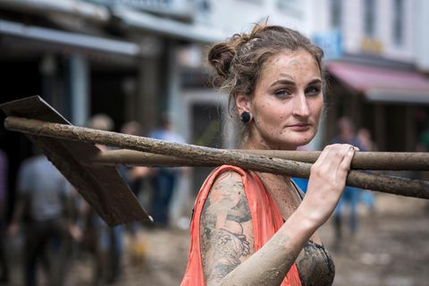 Jennifer Lambertz, 27, Studentin aus Bad Breisig  Einsatzorte: Sinzig, Bad Neuenahr-Ahrweiler  An den Geruch von Schlamm und Motoröl hatte die junge Frau sich schnell gewöhnt. An die Bilder der Zerstörung nicht. Direkt nach der Flutkatastrophe hatte sie sich mit Nachbarn, Bekannten und Freunden zusammengeschlossen. Gemeinsam, oft mit 20 Frauen und Männern, räumten sie in Sinzig und Ahrweiler die gefluteten Häuser und Keller leer. Sie schafften im Dreck kaum zu erkennende Besitztümer heraus: Bücher und Ordner, Fotoalben, Schränke, schwere Steine, Kuscheltiere. Jennifer Lambertz versuchte, nicht an all die Schicksale zu denken, an die Geschichten hinter den Gegenständen, die sie auf die Schutthaufen warf. Trotzdem war sie manchmal den Tränen nah. Über viele Tage stecken ihre Füße in Gummistiefeln. Sie hatte Rückenschmerzen vom Schaufeln – wie andere Helfer auch. "Viele Hände, schnelles Ende" – der Spruch war zum Motto des Einsatzes geworden. Jennifer Lambertz sagte: "Die Dankbarkeit der Menschen ist unbeschreiblich."