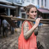 Jennifer Lambertz, 27, Studentin aus Bad Breisig  Einsatzorte: Sinzig, Bad Neuenahr-Ahrweiler  An den Geruch von Schlamm und Motoröl hatte die junge Frau sich schnell gewöhnt. An die Bilder der Zerstörung nicht. Direkt nach der Flutkatastrophe hatte sie sich mit Nachbarn, Bekannten und Freunden zusammengeschlossen. Gemeinsam, oft mit 20 Frauen und Männern, räumten sie in Sinzig und Ahrweiler die gefluteten Häuser und Keller leer. Sie schafften im Dreck kaum zu erkennende Besitztümer heraus: Bücher und Ordner, Fotoalben, Schränke, schwere Steine, Kuscheltiere. Jennifer Lambertz versuchte, nicht an all die Schicksale zu denken, an die Geschichten hinter den Gegenständen, die sie auf die Schutthaufen warf. Trotzdem war sie manchmal den Tränen nah. Über viele Tage stecken ihre Füße in Gummistiefeln. Sie hatte Rückenschmerzen vom Schaufeln – wie andere Helfer auch. "Viele Hände, schnelles Ende" – der Spruch war zum Motto des Einsatzes geworden. Jennifer Lambertz sagte: "Die Dankbarkeit der Menschen ist unbeschreiblich."