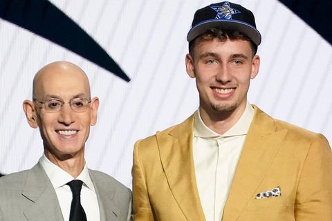 Franz Wagner (r.) posiert für ein Foto mit NBA-Kommissar Adam Silver