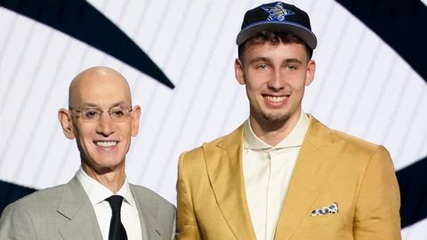Franz Wagner (r.) posiert für ein Foto mit NBA-Kommissar Adam Silver