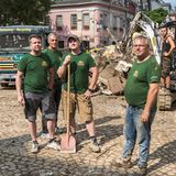 Rudi Schuck, 62, Entsorgungsunternehmer, Elsenfeld in Unterfranken  Einsatzort: Ahrweiler  Sie zählten zu den Ersten, die mit anpackten, und sie schafften richtig was weg: Landwirte, die mit ihren Traktoren und Hängern in die Orte kamen, Bauunternehmer, die Bagger mitbrachten und Maschinen, die auch auf den verschlammten Wegen einsetzbar waren. Tonnenweise transportierten sie Unrat, Schrott und Schlamm aus den Straßen. Und mancher hatte dafür einen weiten Weg gemacht. Rudi Schuck etwa (im Bild rechts) war aus Unterfranken gekommen. Als er die Bilder des Hochwassers sah, schloss er sich mit Fuhrunternehmern, Garten- und Landschaftsbauern und Vermietern von Baumaschinen zusammen. Sieben Lastwagen, beladen mit sieben Baggern, sechs Radladern und anderem schwerem Gerät, rollten los. In einem Bus fuhren 22 Helfer nach Rheinland-Pfalz.  Schuck und seine Leute sind Experten für Erdarbeiten, Abriss, Entsorgung und Transport. In Ahrweiler setzte Schuck sich mit den örtlichen Kollegen in Verbindung und besprach die Einsätze. Die Franken räumten dann Straßen, schafften weg, was nicht mehr zu retten war. Nach nur wenigen Tagen kannten sich die Bauern, Baggerfahrer und Bauunternehmer untereinander. "Ich bin noch immer überwältigt von den vielen Helfern, die tagelang mitarbeiteten", sagt Schuck. "Diese Hilfsbereitschaft der Menschen, der Zusammenhalt untereinander haben mich tief beeindruckt." Nur manchmal habe er sich mehr Organisation gewünscht – aus Sicherheitsgründen. Zeitweise waren die Straßen von Ahrweiler so voll mit freiwilligen Helfern, dass die Fahrzeuge kaum durchkamen.