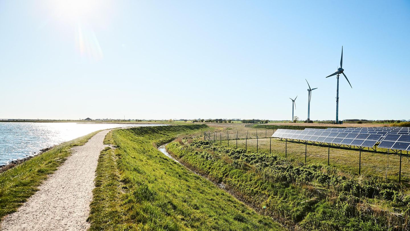 Beispielrechnungen: Die Ostseeinsel Fehmarn will schon bis 2030 ihre Treibhausgasbilanz auf null senken. Wind weht hier reichlich, oft scheint die Sonne – aber auch für den Tourismus und den Verkehr braucht es Lösungen Die Ostseeinsel Fehmarn will schon bis 2030 ihre Treibhausgasbilanz auf null senken. Wind weht hier reichlich, oft scheint die Sonne – aber auch für den Tourismus und den Verkehr braucht es Lösungen