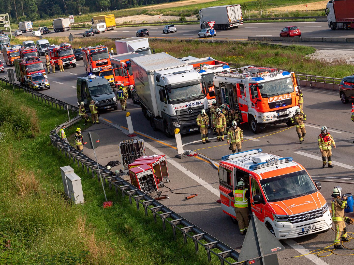 A99 gesperrt: Mega-Stau nach Unfall bei München – Lauge tritt aus Lkw aus |  STERN.de