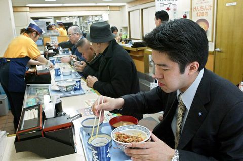 Ein Kunde isst in einem Lokal in Tokio ein beliebtes einheimisches Rindfleisch-Gericht