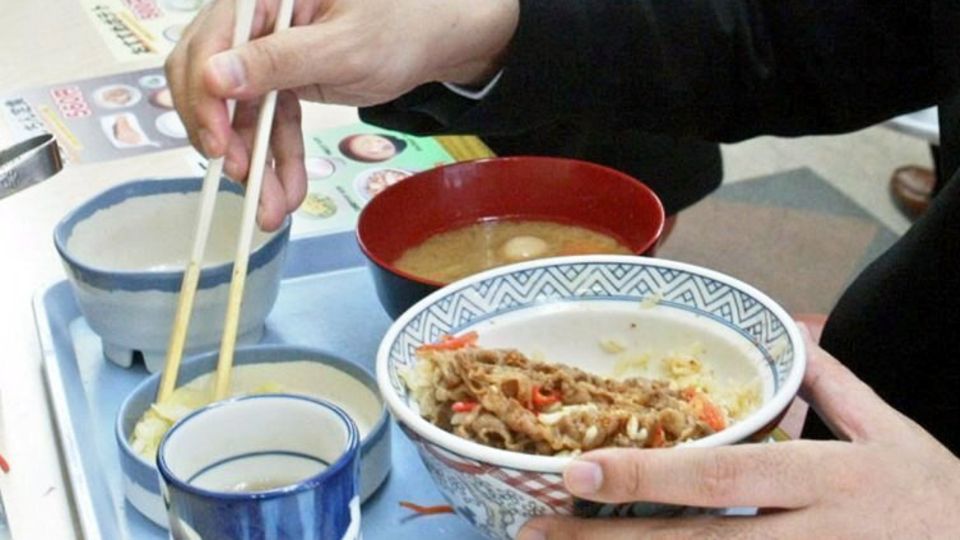 Ein Kunde isst in einem Lokal in Tokio ein beliebtes einheimisches Rindfleisch-Gericht