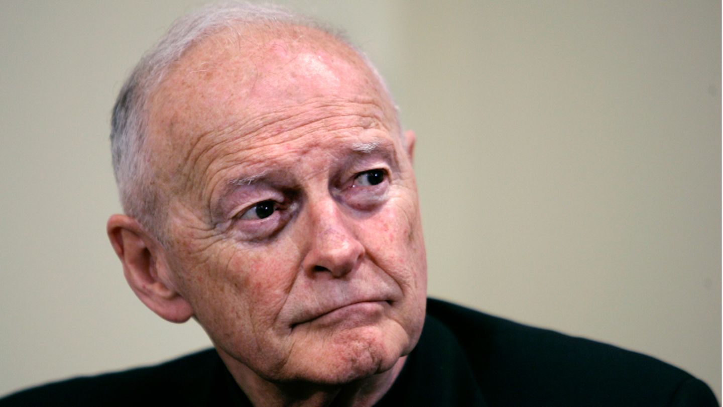 Theodore McCarrick bei einer Pressekonferenz im Jahr 2003.