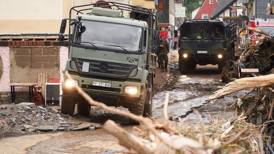 Ein Lkw der Bundeswehr in Altenahr