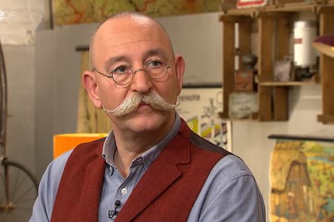 Horst Lichter steht im Studio von Bares für Rares in Pulheim