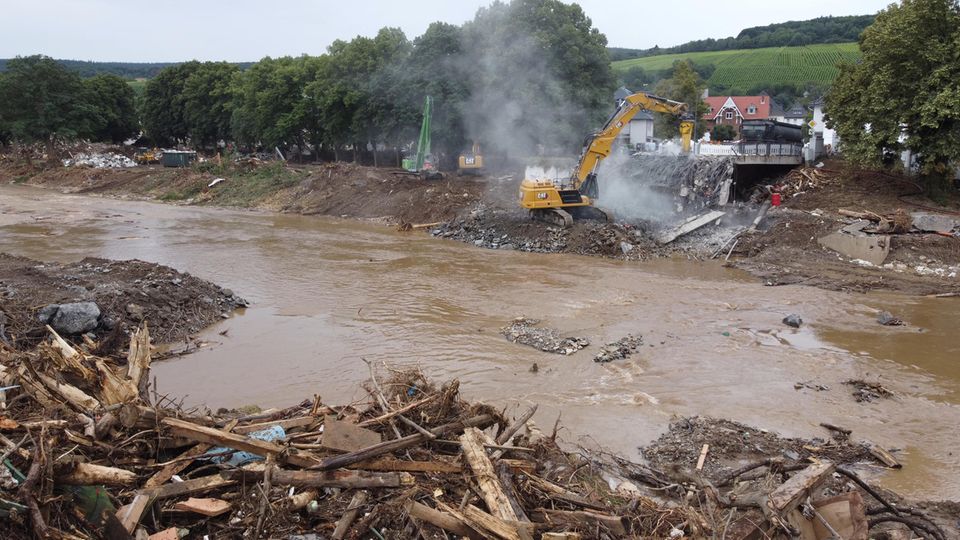 Abriss einer Brücke nach der Flutkatastrophe in Ahrweiler