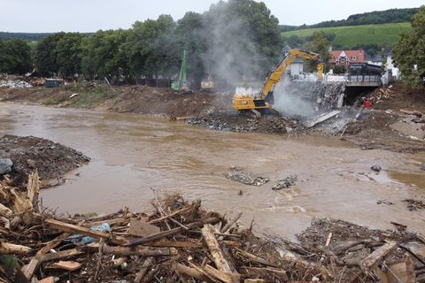 Abriss einer Brücke nach der Flutkatastrophe in Ahrweiler