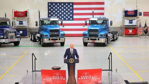 "Buy American wahrwerden lassen": US-Präsident Joe Biden zu Besuch bei Mack Truck in Macungie, Pennsylvania