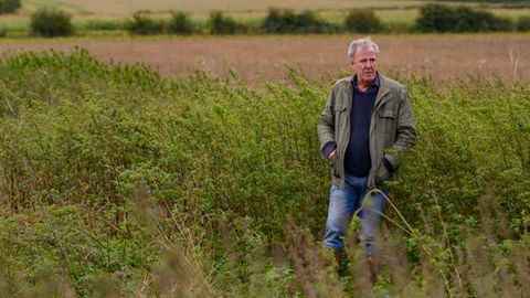 Moderator Jeremy Clarkson inmitten seiner Felder