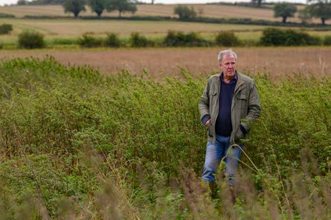 Moderator Jeremy Clarkson inmitten seiner Felder