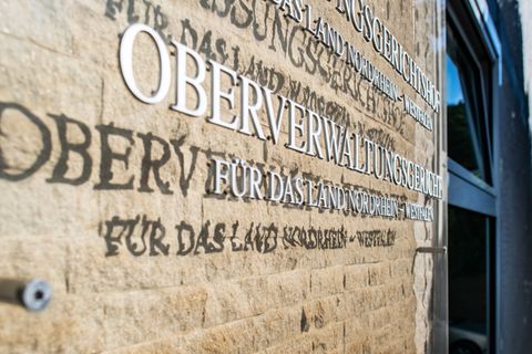 Schild am Oberverwaltungsgericht, diverse Schriftzüge an einer Wand