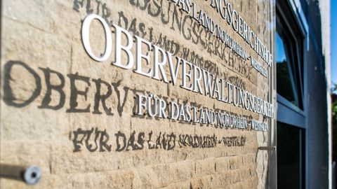 Schild am Oberverwaltungsgericht, diverse Schriftzüge an einer Wand