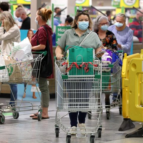 Einwohner Brisbanes kauften am Samstag Vorräte ein, weil sie drei Tage ihre Wohnungen nicht verlassen dürfen