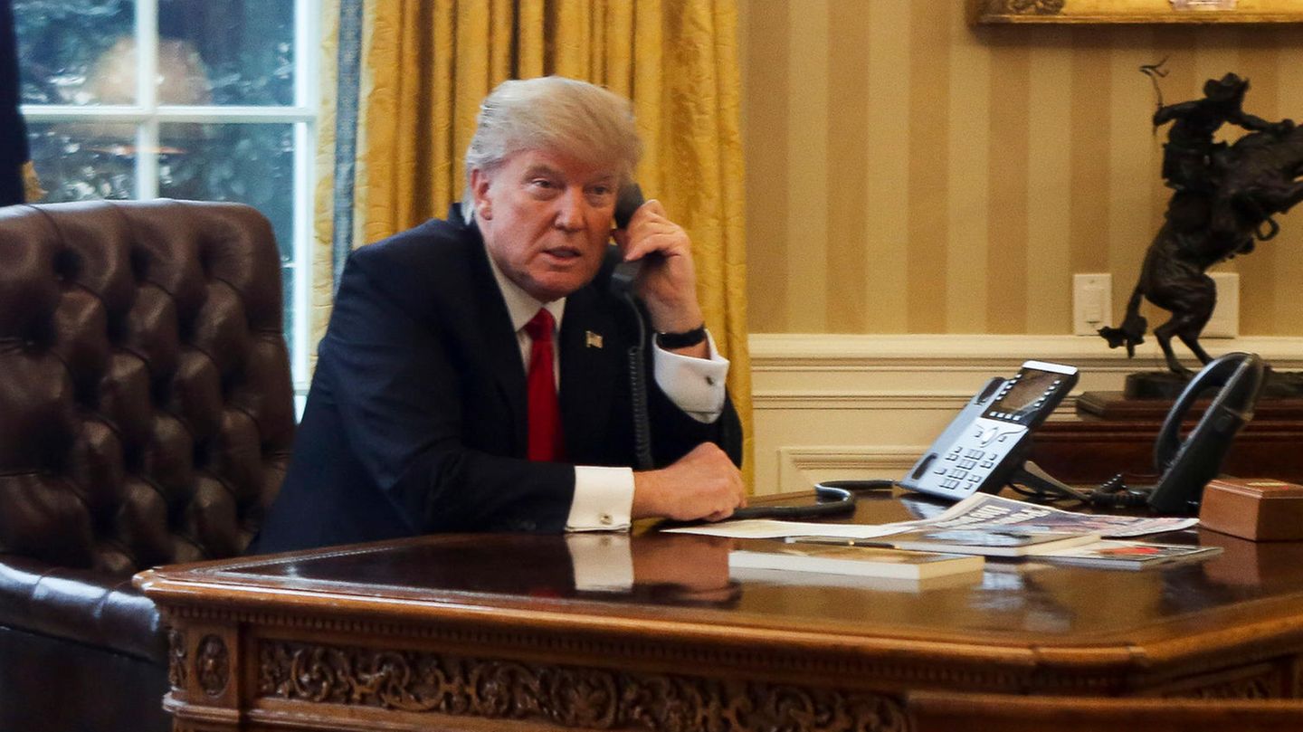 El ex presidente de los Estados Unidos, Donald Trump, al teléfono