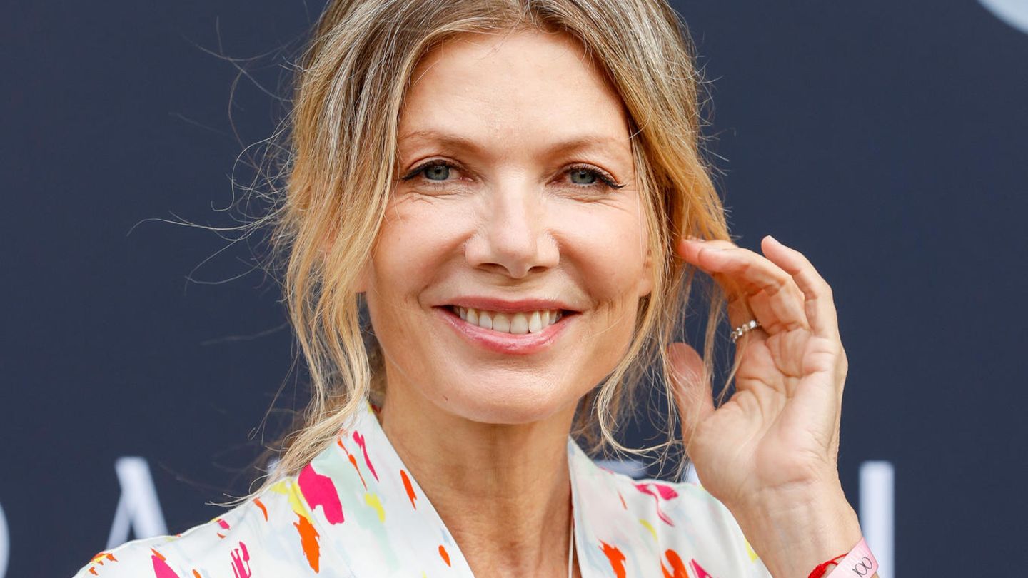Schauspielerin Ursula Karven lächelt in die Kamera