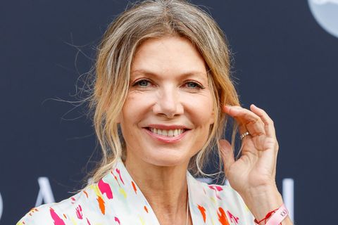 Schauspielerin Ursula Karven lächelt in die Kamera