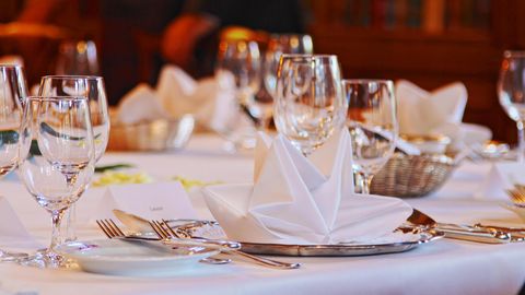 Ein fein gedeckter Tisch in einem Restaurant