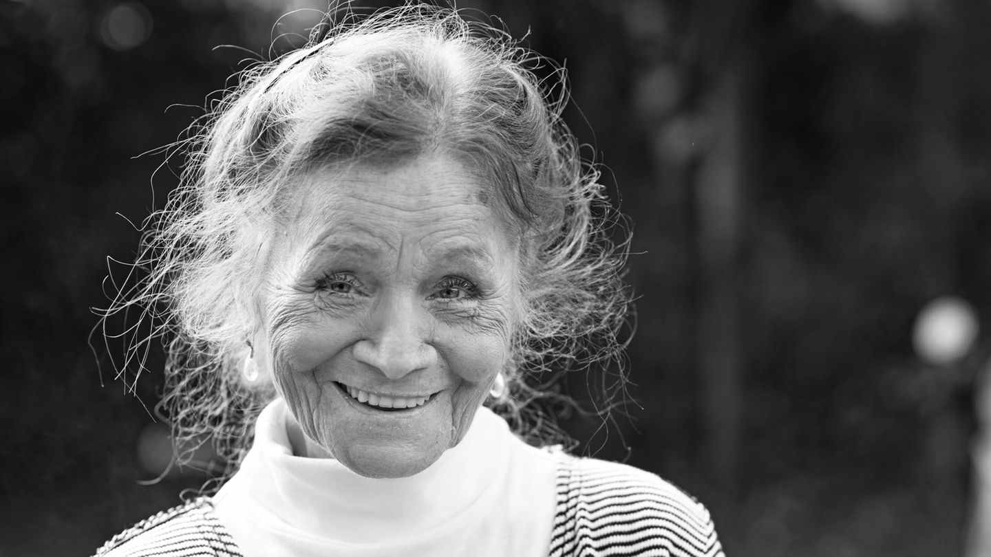 Ingrid Fröhlich lächelt auf einem schwarz-weiß Bild in die Kamera