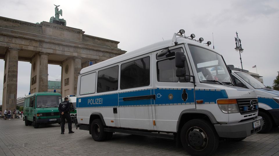 Am Tag nach den Krawallen im Park zeigt die Berliner Polizei wegen einiger verbotener aber erwartete Demos Präsenz