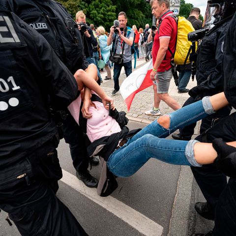 Berlin: Die Polizei nimmt eine Demonstrantin bei einer unangemeldeten Demonstration an der Siegessäule fest