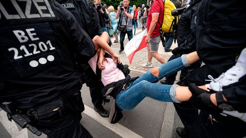 Berlin: Die Polizei nimmt eine Demonstrantin bei einer unangemeldeten Demonstration an der Siegessäule fest