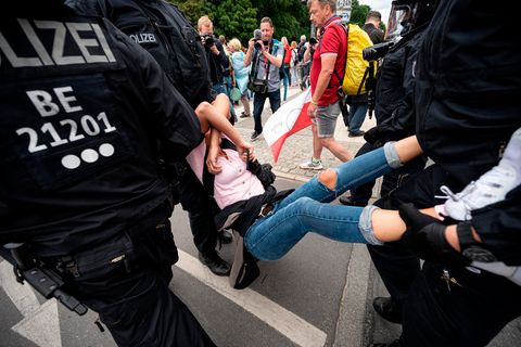 Berlin: Die Polizei nimmt eine Demonstrantin bei einer unangemeldeten Demonstration an der Siegessäule fest