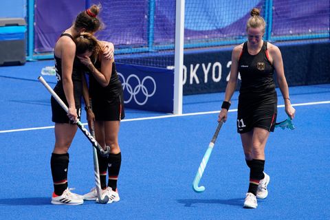 Hockey-Spielerin Sonja Zimmermann (l.) umarmt Anne Schröder nach der Niederlage gegen Argentinien