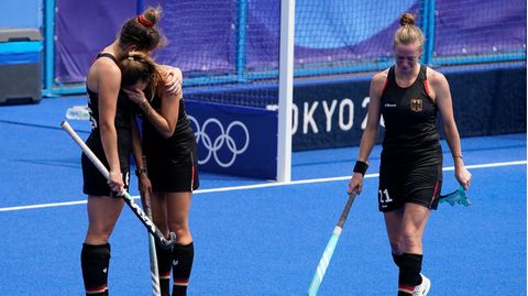 Hockey-Spielerin Sonja Zimmermann (l.) umarmt Anne Schröder nach der Niederlage gegen Argentinien