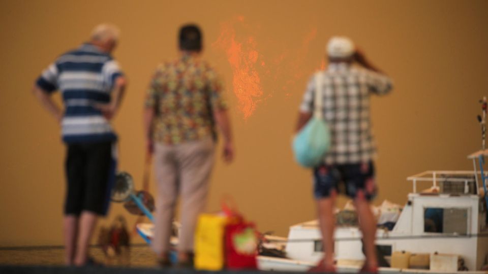 Hunderte Waldbrände: Evakuierungen in Touristengebieten am Mittelmeer Türkei, Bodrum: Touristen stehen während eines Waldbrands auf einem Steg und warten darauf, evakuiert zu werden