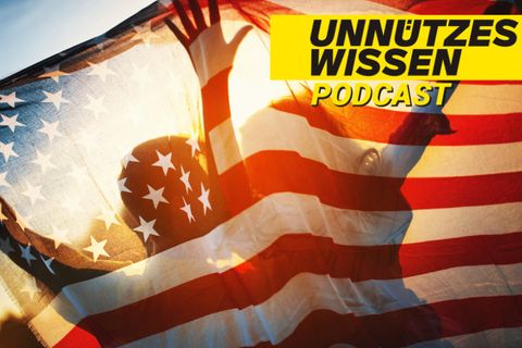 Zwei Menschen mit US-amerikanischer Flagge im Sonnenlicht