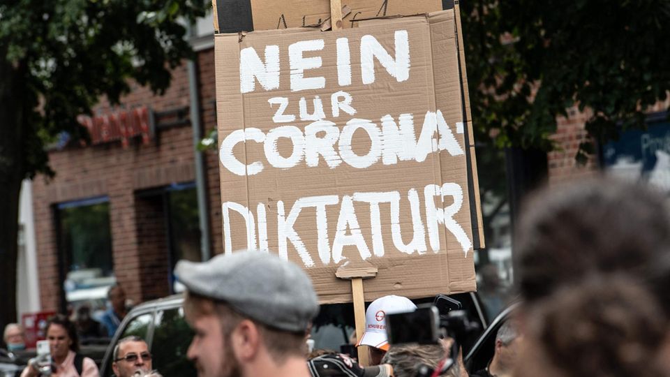 "Querdenker"-Demo Berlin: 49-Jähriger kollabiert und stirbt "Querdenker"-Demo Berlin: 49-Jähriger kollabiert und stirbt.