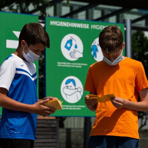 "Überhaupt nicht risikoreich": zwei Kinder im Impfzentrum Hannover