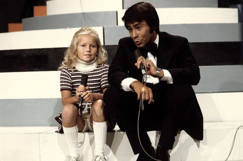 Roy Black und Anita Hegerland sitzen auf einer Treppe