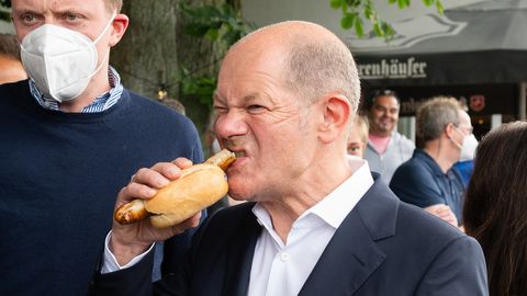 SPD-Kanzlerkandidat und Bundesfinanzminister, isst eine Bratwurst beim Ehrenamtsfest des Turn Klubb zu Hannover
