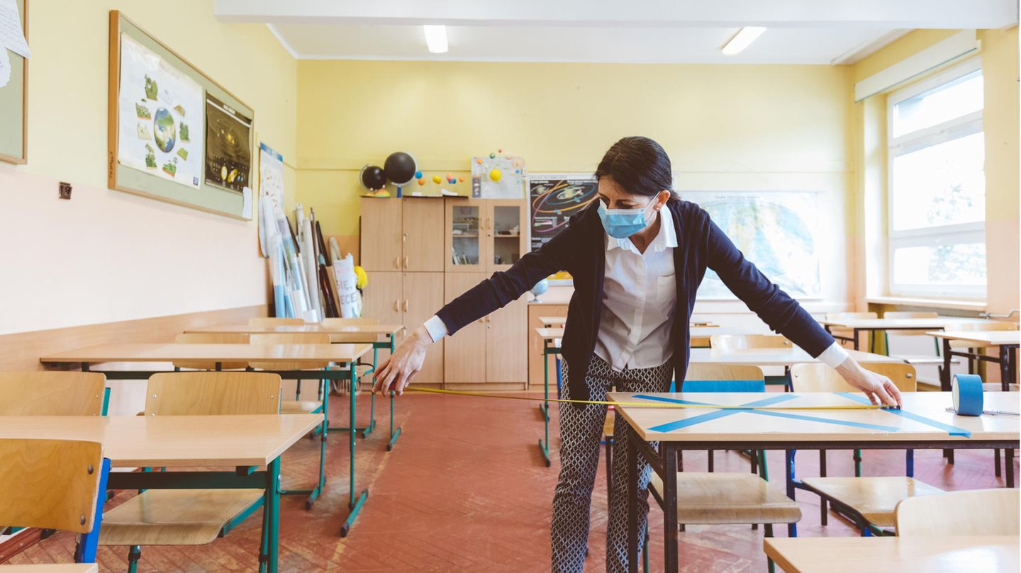 Alte Lehrerin Besorgt Es Ihren Schülern Beim Nachsitzen Alte Lehrerin Besorgt Es Ihren Schülern Beim Nachsitzen