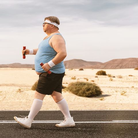 Ein dicker Mann treibt Sport
