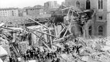 2. August 1980: Rechtsextremisten verüben einen Anschlag auf den Bahnhof von Bologna   Um 10.25 Uhr detoniert eine in einem Koffer versteckte Zeitbombe im Bahnhof von Bologna. Durch die Explosion, die kilometerweit zu hören war, wurden ein Teil des Empfangsgebäudes zerstört und ein Zug stark beschädigt. 85 Menschen wurden getötet und mehr als 200 verletzt. Weil es nicht genügend Rettungswagen gab, mussten viele Verletzte in Bussen oder Taxis in die Krankenhäuser transportiert werden. Für den Bombenanschlag verantwortlich ist die Nuclei Armati Rivoluzionari, ein Ableger der neofaschistischen Terrororganisation Ordine Nuovo. 1995 werden lebenslange Haftstrafen für zwei Neofaschisten vom Obersten Gericht Italiens bestätigt. Mehrere Männer, darunter zwei Beamte des Militärgeheimdienstes SISMI, werden wegen Behinderung der Ermittlungen verurteilt. 