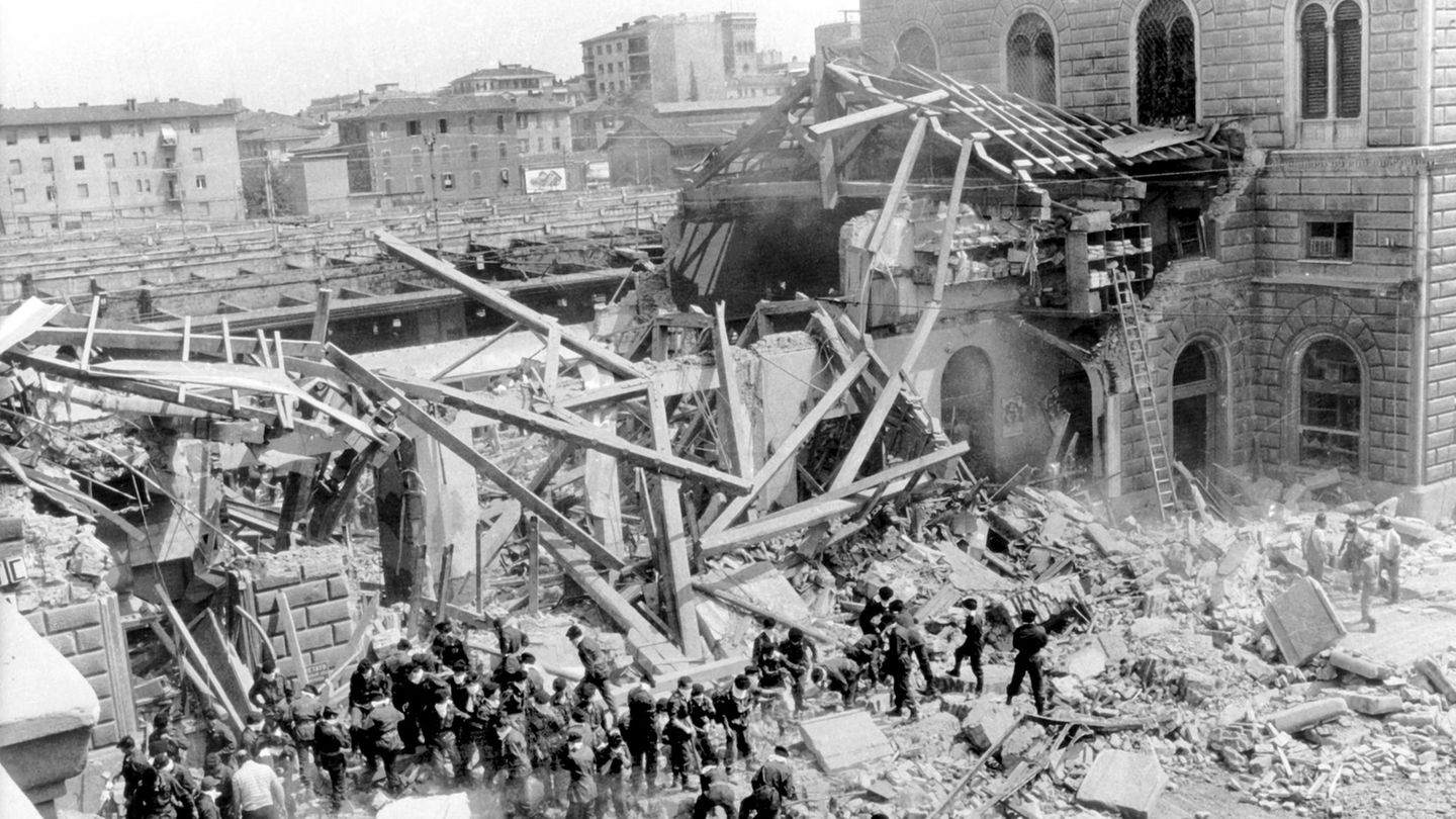 2. August 1980: Rechtsextremisten verüben einen Anschlag auf den Bahnhof von Bologna   Um 10.25 Uhr detoniert eine in einem Koffer versteckte Zeitbombe im Bahnhof von Bologna. Durch die Explosion, die kilometerweit zu hören war, wurden ein Teil des Empfangsgebäudes zerstört und ein Zug stark beschädigt. 85 Menschen wurden getötet und mehr als 200 verletzt. Weil es nicht genügend Rettungswagen gab, mussten viele Verletzte in Bussen oder Taxis in die Krankenhäuser transportiert werden. Für den Bombenanschlag verantwortlich ist die Nuclei Armati Rivoluzionari, ein Ableger der neofaschistischen Terrororganisation Ordine Nuovo. 1995 werden lebenslange Haftstrafen für zwei Neofaschisten vom Obersten Gericht Italiens bestätigt. Mehrere Männer, darunter zwei Beamte des Militärgeheimdienstes SISMI, werden wegen Behinderung der Ermittlungen verurteilt. 