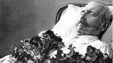 2. August 1934: Reichspräsident Paul von Hindenburg stirbt   Auf dem Totenbett: Generalfeldmarschall und Reichspräsident Paul von Hindenburg. Nach dem Tode des Reichspräsidenten vereinigt Adolf Hitler die Ämter von Reichspräsident und Reichskanzler in seiner Person und trägt nun den Titel "Führer und Reichskanzler". Paul von Beneckendorff und von Hindenburg wurde am 2. Oktober 1847 in Posen geboren und ist am 2. August 1934 in Neudeck (Ostpreußen) gestorben.