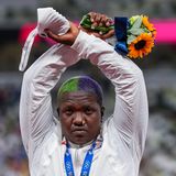 FS Tokio Verschränkte Arme der Kugelstoßerin Saunders