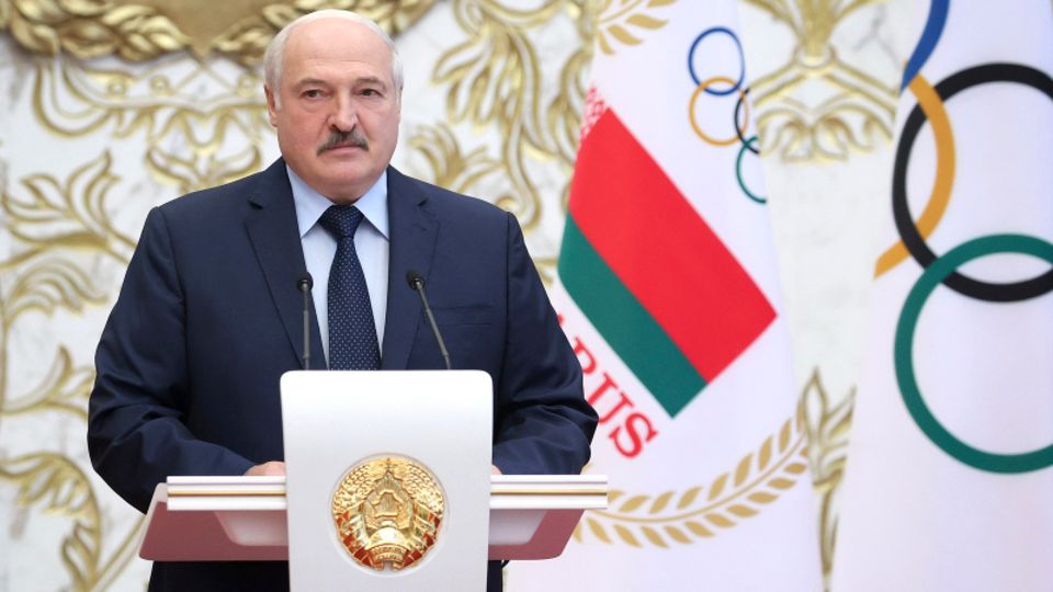Belarus, Minsk: Alexander Lukaschenko spricht  zu Mitgliedern der belarussischen Olympiamannschaft