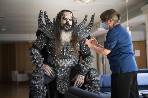 Mr. Lordi alias Tomi Petteri Putaansuu von der finnischen Hardrock-Band Lordi bekommt die zweite Corona-Impfung