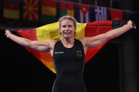 Aline Rotter-Focken jubelt mit Deutschlandfahne