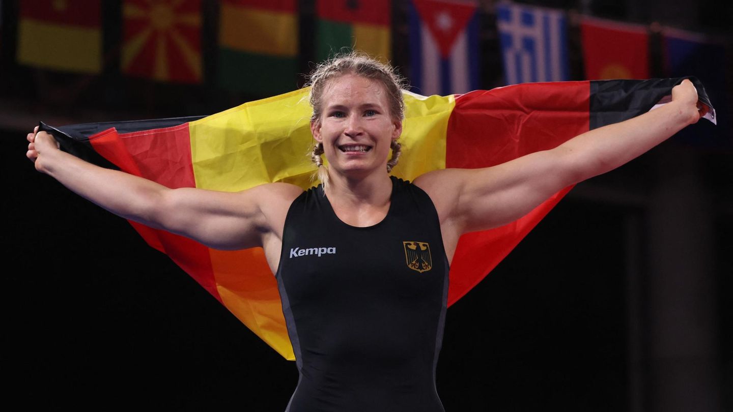 Aline Rotter-Focken jubelt mit Deutschlandfahne